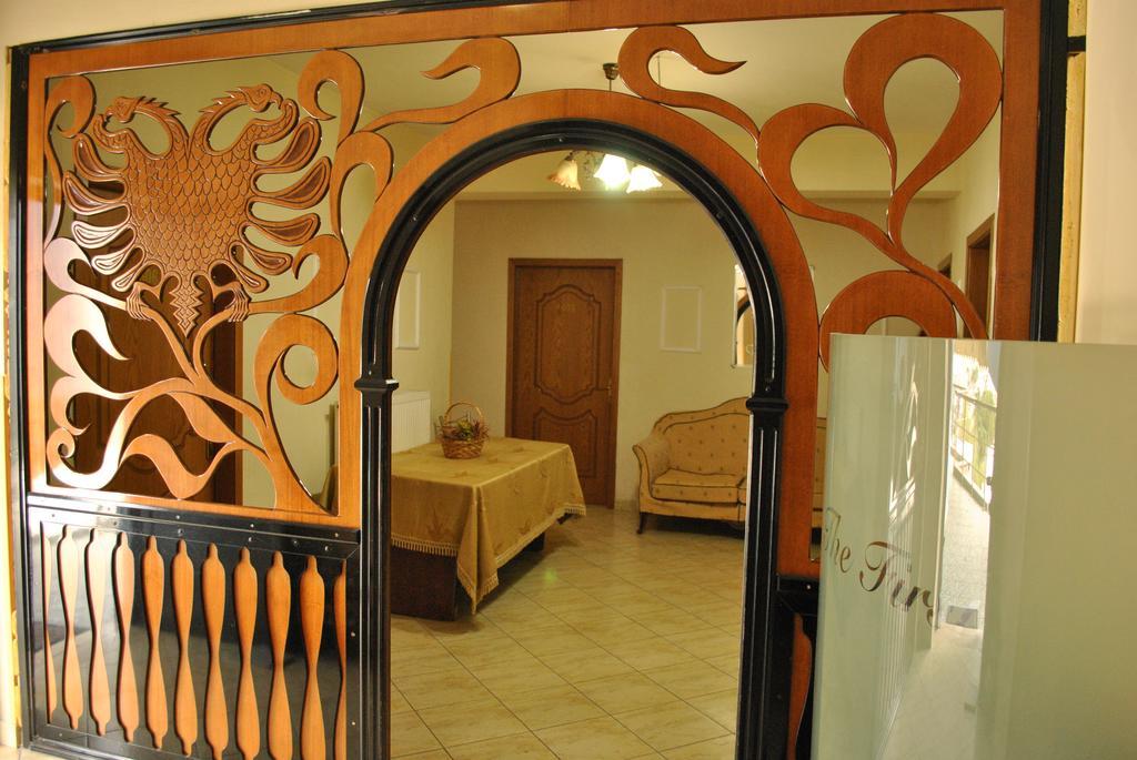 Hotel The First Гирокастра Экстерьер фото